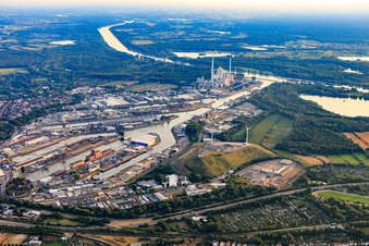 Karlsruher Rheinhäfen hinter dem Windberg auf der ehemaligen Deponie-West im Ortsteil Mühlburg im Bundesland Baden-Württemberg, Deutschland