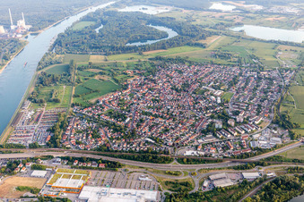 Maximiliansau, LKW-Lager am Rhein in Wörth am Rhein im Bundesland Rheinland-Pfalz, Deutschland