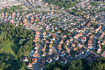 Schrägluftbild von Seltz im Bundesland Bas-Rhin, Frankreich
