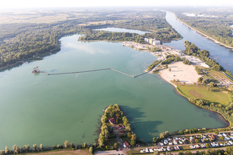 Schrägluftbild von Seltz, Baggesee und Fähre im Bundesland Bas-Rhin, Frankreich
