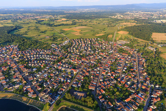 Dorübersicht aus Westen im Ortsteil Plittersdorf in Rastatt im Bundesland Baden-Württemberg, Deutschland