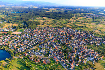 Dorübersicht aus Nordwesten im Ortsteil Ottersdorf in Rastatt im Bundesland Baden-Württemberg, Deutschland