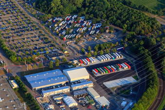 Parkplatz am Mercedes Benz Werk im Ortsteil Ottersdorf in Rastatt im Bundesland Baden-Württemberg, Deutschland