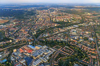 Vogesenbrücke über die Südtangente im Ortsteil Mühlburg in Karlsruhe im Bundesland Baden-Württemberg, Deutschland