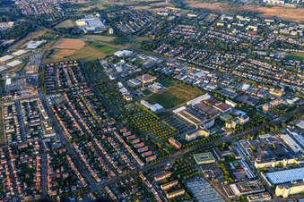 Ferdinand-Keller-Straße im Ortsteil Knielingen in Karlsruhe im Bundesland Baden-Württemberg, Deutschland