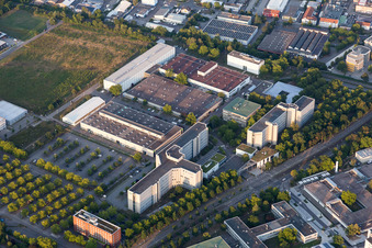 Luftbild von Gebäude und Produktionshallen auf dem Werksgelände Siemens im Ortsteil Knielingen in Karlsruhe im Bundesland Baden-Württemberg, Deutschland