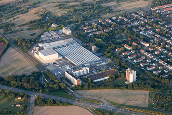 Gebäude und Produktionshallen auf dem Werksgelände des Chemieproduzenten L'OREAL Produktion Deutschland GmbH & Co. KG in Karlsruhe im Ortsteil Nordweststadt im Bundesland Baden-Württemberg
