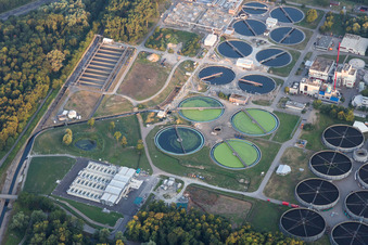 Klärwerks- Becken und Reinigungsstufen zur Abwasserbehandlung der des Klärwerk Karlsruhe in Karlsruhe im Ortsteil Knielingen im Bundesland Baden-Württemberg, Deutschland