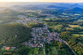 Dorfansicht im Pfälzerwald aus Süden im Ortsteil Stein in Gossersweiler-Stein im Bundesland Rheinland-Pfalz, Deutschland