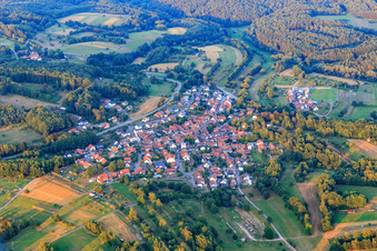 Dorfansicht im Pfälzerwald aus Südwesten in Völkersweiler im Bundesland Rheinland-Pfalz, Deutschland