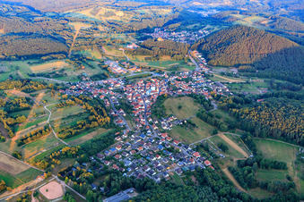 Dorfansicht im Pfälzerwald aus Westen im Ortsteil Gossersweiler in Gossersweiler-Stein im Bundesland Rheinland-Pfalz, Deutschland