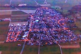 Ortsansicht aus Osten in der Dämmerung in Steinweiler im Bundesland Rheinland-Pfalz, Deutschland