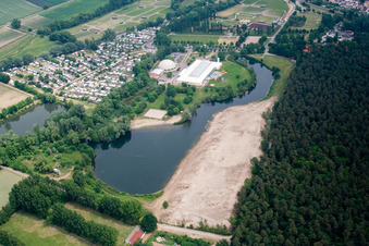 Uferbereiche am Sandstrand des Freibades Badesee Moby Dick in Rülzheim im Bundesland Rheinland-Pfalz, Deutschland