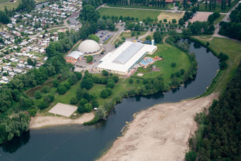 Luftbild von Uferbereiche am Sandstrand des Freibades Badesee Moby Dick in Rülzheim im Bundesland Rheinland-Pfalz, Deutschland