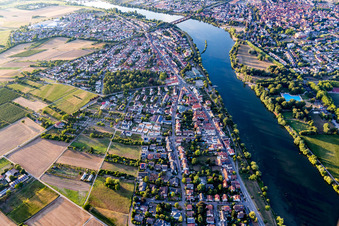 Ortschaft an den Fluss- Uferbereichen des Neckar in Edingen-Neckarhausen im Bundesland Baden-Württemberg, Deutschland