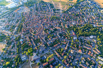 Altstadt mit Evangelische Stadtkirche in Ladenburg im Bundesland Baden-Württemberg, Deutschland