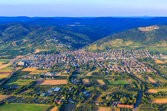 Ortsansicht an der Bergstraße aus Westen in Schriesheim im Bundesland Baden-Württemberg, Deutschland