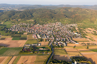 Ortsansicht der Straßen und Häuser der Wohngebiete am Rand der hessischen Bergstrasse in Leutershausen in Hirschberg an der Bergstraße im Bundesland Baden-Württemberg, Deutschland