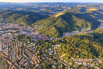 Stadtansicht an der Bergstraße aus Südwesten in Weinheim im Bundesland Baden-Württemberg, Deutschland