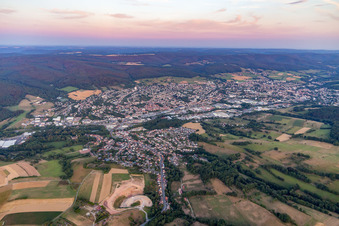 Ortsansicht der Straßen und Häuser der Wohngebiete in Michelstadt im Bundesland Hessen, Deutschland