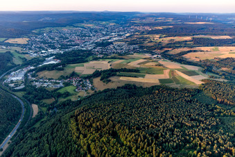 Ortsansicht der Straßen und Häuser der Wohngebiete in Bad König im Bundesland Hessen, Deutschland