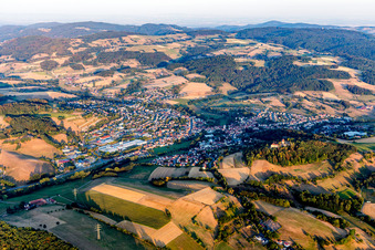 Ortsansicht der Straßen und Häuser der Wohngebiete in der von Bergen umgebenen Tallandschaft in Reichelsheim (Odenwald) im Bundesland Hessen, Deutschland