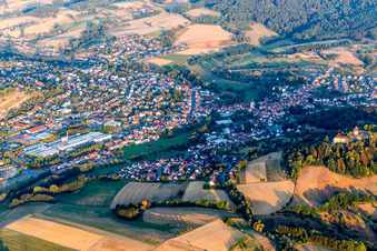 Luftbild von Ortsansicht der Straßen und Häuser der Wohngebiete in der von Bergen umgebenen Tallandschaft in Reichelsheim (Odenwald) im Bundesland Hessen, Deutschland