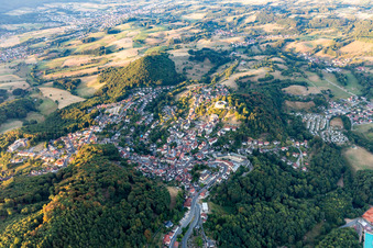 Ortsansicht der Straßen und Häuser der Wohngebiete in der von Bergen umgebenen Tallandschaft in Lindenfels im Bundesland Hessen, Deutschland