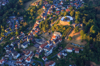 Kurgarten und Bürgerturm unter der Burg Lindenfels im Bundesland Hessen, Deutschland