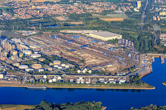 BASF Tor 15 mit Güterbahnhof und Industriehafen am Rhein in Ludwigshafen am Rhein im Bundesland Rheinland-Pfalz, Deutschland