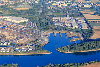 Luftbild von BASF Tor 15 mit Güterbahnhof und Industriehafen am Rhein in Ludwigshafen am Rhein im Bundesland Rheinland-Pfalz, Deutschland