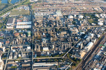 Luftaufnahme von Ortsteil BASF in Ludwigshafen am Rhein im Bundesland Rheinland-Pfalz, Deutschland