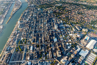 Gebäude und Produktionshallen auf dem Werksgelände des Chemieproduzenten BASF zwischen Rhein und Stadtteil Friesenheim in Ludwigshafen am Rhein im Bundesland Rheinland-Pfalz, Deutschland