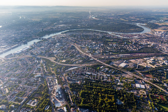 Stadtgebiet und Innenstadtbereich und Hochstraßen in Ludwigshafen am Rhein im Ortsteil Süd im Bundesland Rheinland-Pfalz, Deutschland