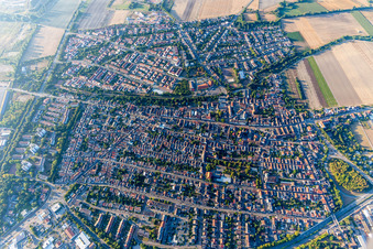 Schrägluftbild von Ortsteil Rheingönheim in Ludwigshafen am Rhein im Bundesland Rheinland-Pfalz, Deutschland