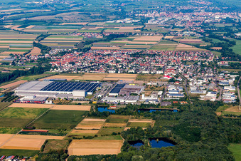 Stadtgebiet mit Außenbezirken und Innenstadtbereich in Offenbach an der Queich im Bundesland Rheinland-Pfalz, Deutschland