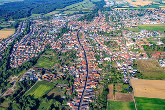 Ortsansicht aus Osten in Herxheim bei Landau im Bundesland Rheinland-Pfalz, Deutschland