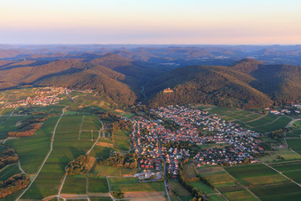 Ortsansicht am Haardtrand am Morgen aus Südwesten in Klingenmünster im Bundesland Rheinland-Pfalz, Deutschland
