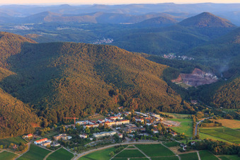 Pfalzklinik Landeck von Osten mit Pfalzklinikum für Psychiatrie und Neurologie Abteilung für Allgemeinpsychiatrie in Klingenmünster im Bundesland Rheinland-Pfalz, Deutschland