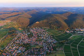 Ortsansicht am Haardtrand am Morgen aus Westen in Klingenmünster im Bundesland Rheinland-Pfalz, Deutschland