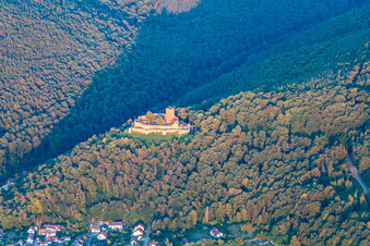 Ruine und Mauerreste der ehemaligen Burganlage Burg Landeck in Klingenmünster im Bundesland Rheinland-Pfalz, Deutschland