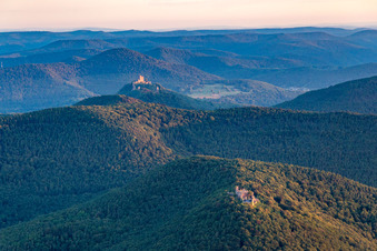 Blick zum Trifels in Leinsweiler im Bundesland Rheinland-Pfalz, Deutschland