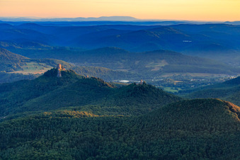 Burgentrio aus Süden: Trifels, Jungturm und  Burgruine Scharfenberg in Leinsweiler im Bundesland Rheinland-Pfalz, Deutschland