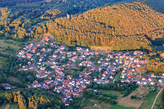 Dorfansicht aus Osten mit Bundsandsteinfels Kriemhildenstein im Ortsteil Gossersweiler in Gossersweiler-Stein im Bundesland Rheinland-Pfalz, Deutschland