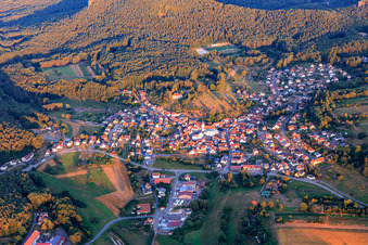 Ortsansicht im Pfälzerwald am Morgen aus Osten im Ortsteil Gossersweiler in Gossersweiler-Stein im Bundesland Rheinland-Pfalz, Deutschland