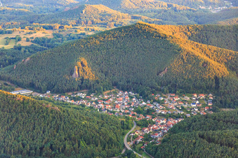 Dorfansicht aus Süden mit Bundsandsteinfels Friedrichsfelsen in Lug im Bundesland Rheinland-Pfalz, Deutschland
