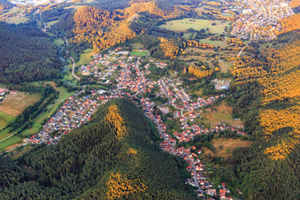 Ortsansicht im Pfälzerwald am Morgen aus Nordosten in Erfweiler im Bundesland Rheinland-Pfalz, Deutschland