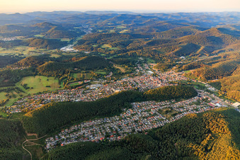 Luftbild von Stadtansicht im Pfälzerwald am Morgen aus Nordosten in Dahn im Bundesland Rheinland-Pfalz, Deutschland