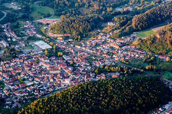 Ortsansicht der Straßen und Häuser der Wohngebiete in der von Bergen umgebenen Tallandschaft in Dahn im Bundesland Rheinland-Pfalz, Deutschland