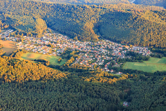 Luftbild von Ortsansicht im Pfälzerwald am Morgen aus Südosten in Ruppertsweiler im Bundesland Rheinland-Pfalz, Deutschland